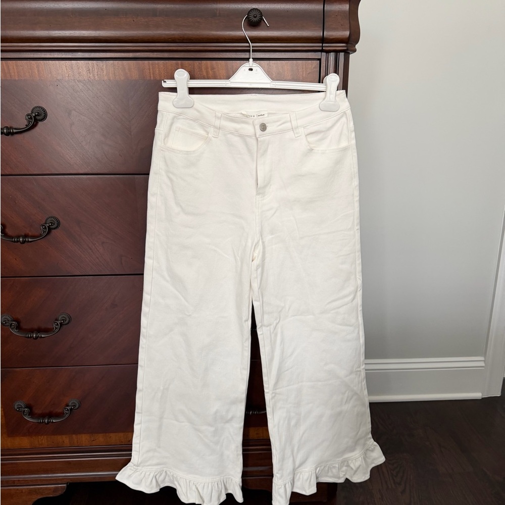 NWT ENTRO Women's off white/cream Ruffle Hem Jeans
